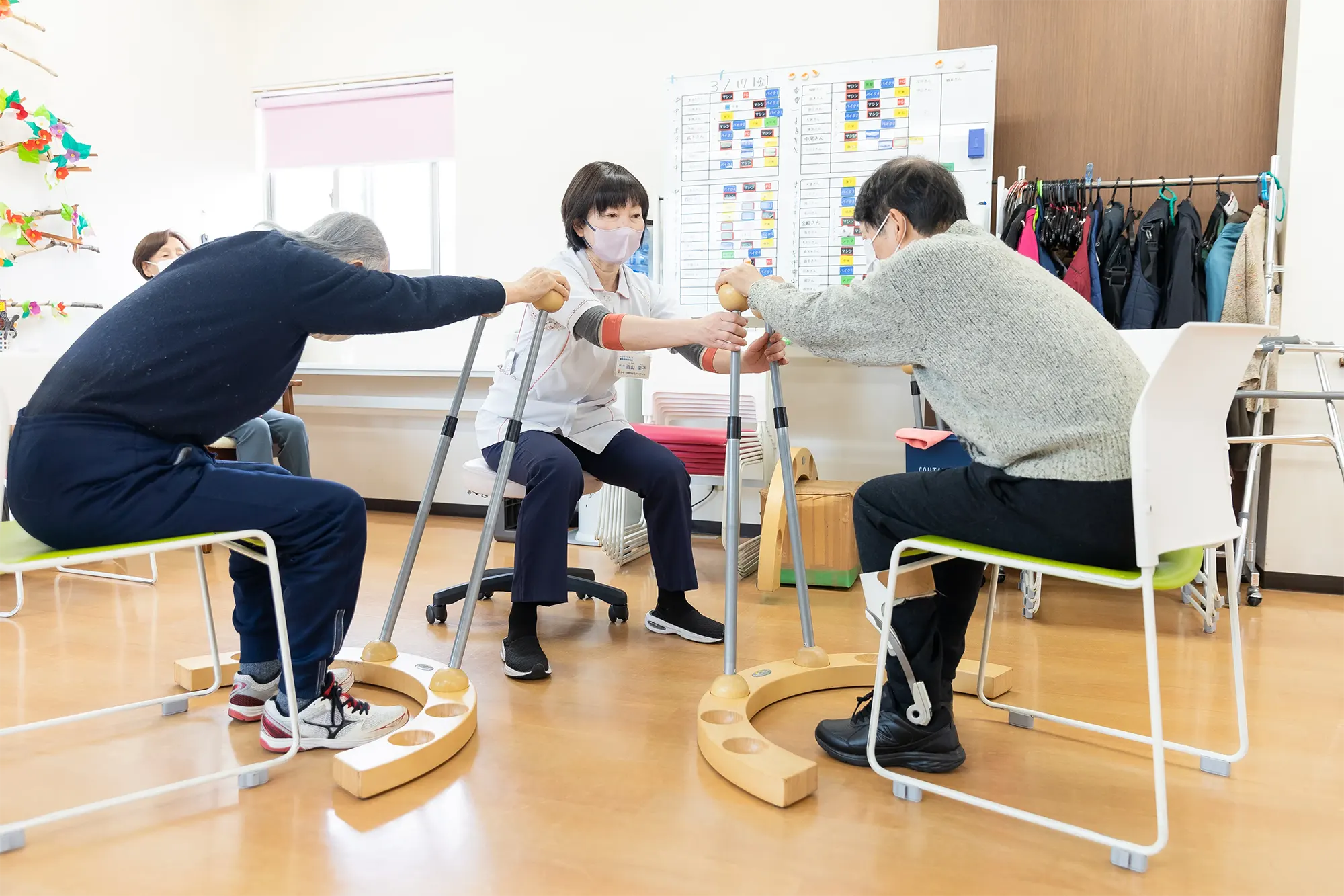 専用の道具で集団エクササイズ